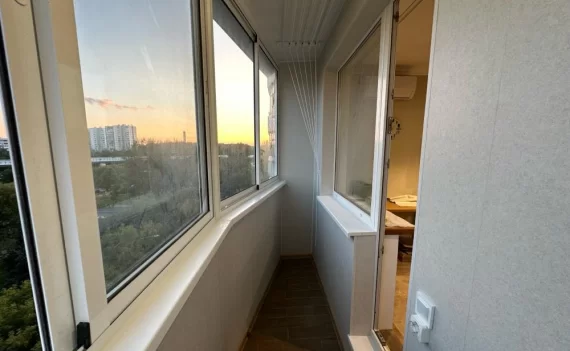 Холодное остекление балкона Утюжок алюминиевыми окнами и отделка панелями ПВХ