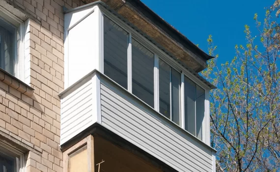 Остекление балкона с крышей окнами VEKA