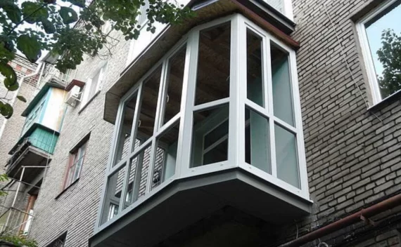 Остекление балкона с крышей окнами KBE