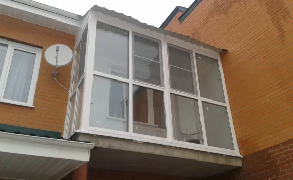 Остекление балкона с крышей окнами REHAU