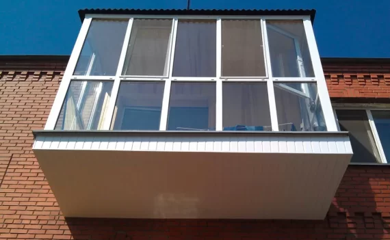 Остекление ПВХ окнами балкона с крышей 
