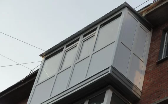 Остекление алюминиевыми окнами балкона с крышей