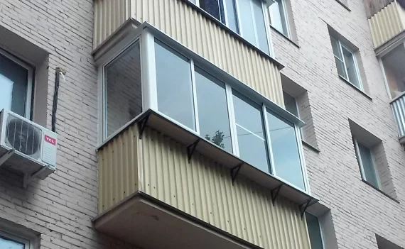 Остекление балкона с выносом в хрущевке